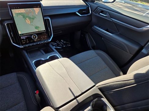 Used 2025 GMC Acadia Elevation image 17