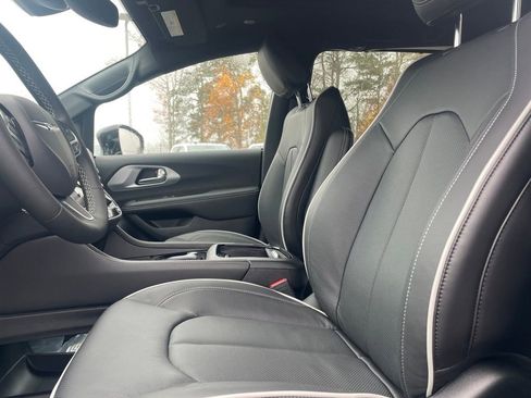New 2026 Chrysler Pacifica Limited image 12