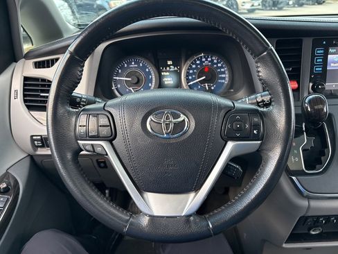 Used 2017 Toyota Sienna XLE image 27
