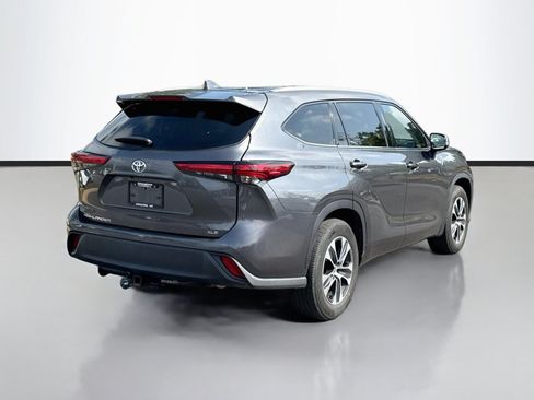 Used 2022 Toyota Highlander XLE FWD image 7