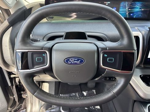 Used 2025 Ford Expedition Active image 31