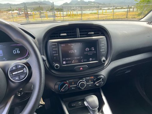 Used 2025 Kia Soul LX w/ LX Technology Package FWD image 17