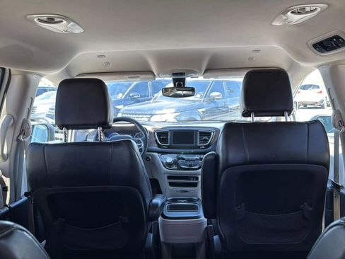 Used 2020 Chrysler Voyager Lxi image 12