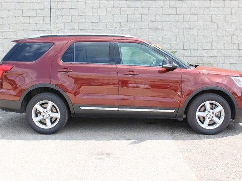 Used 2016 Ford Explorer XLT w/ Equipment Group 202A image 6