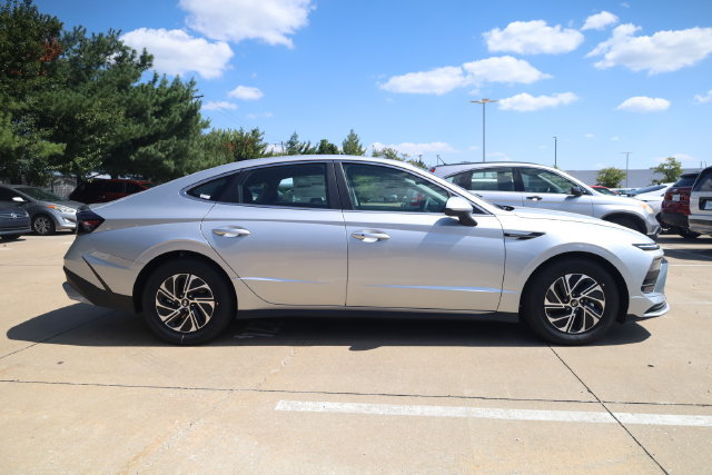 New 2026 Hyundai Sonata Blue FWD image 4