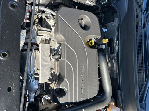 Used 2025 Chevrolet Equinox LT w/ Convenience Package II image 4