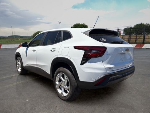Used 2024 Chevrolet Trax LS w/ LS Convenience Package FWD image 4