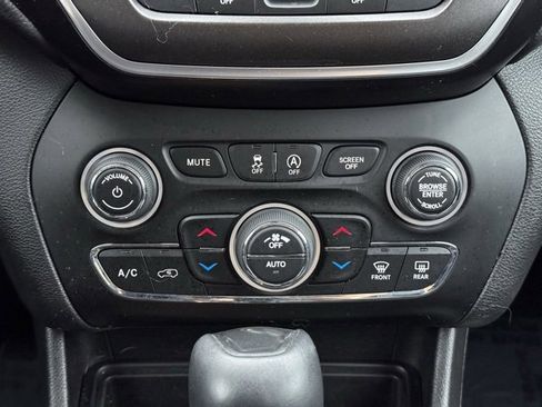 Used 2021 Jeep Cherokee Trailhawk w/ Sun, Sound & Nav Group image 13