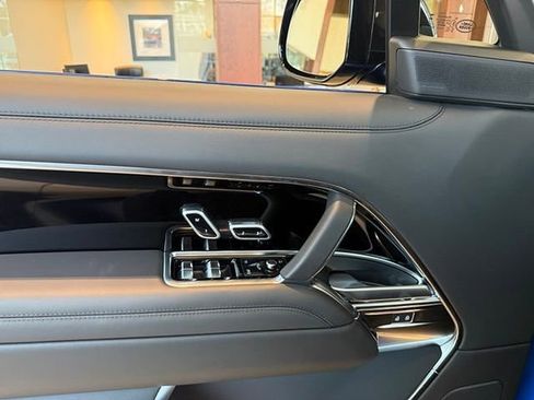New 2025 Land Rover Range Rover Long Wheelbase SE AWD/4WD image 12