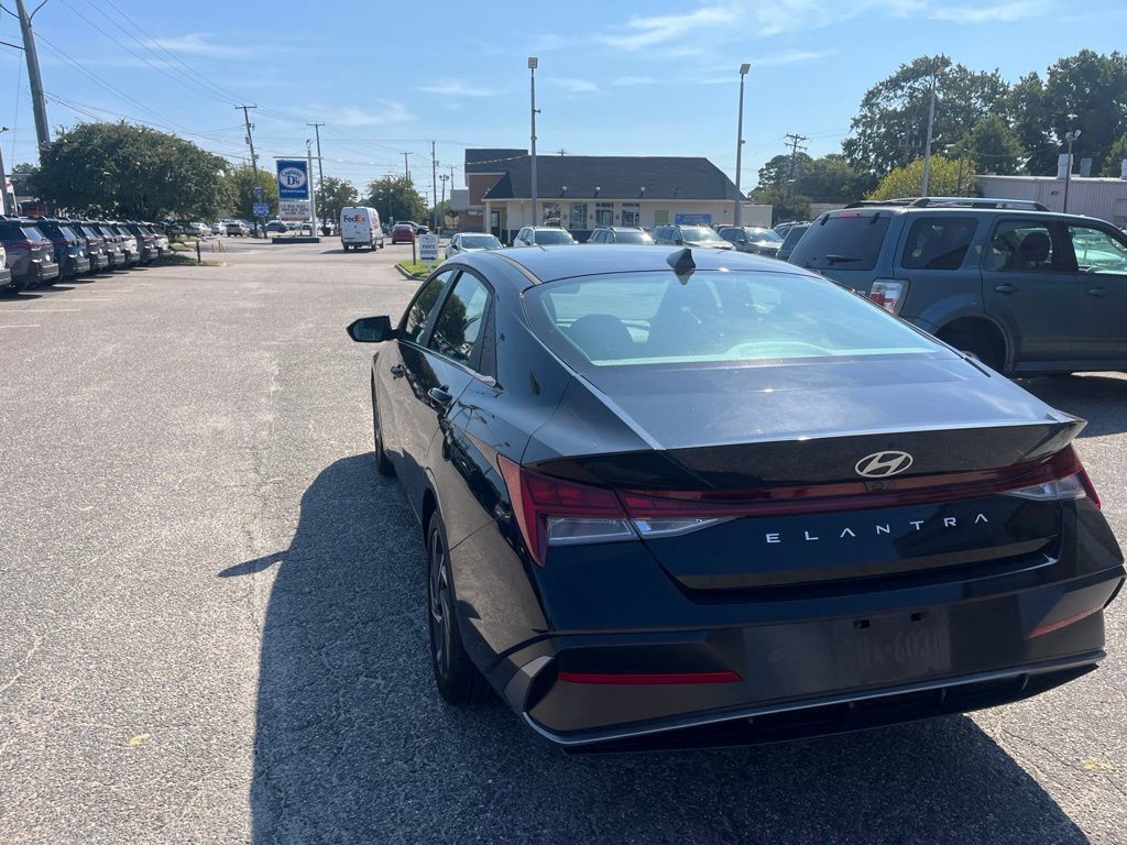 Used 2025 Hyundai Elantra SEL FWD image 6