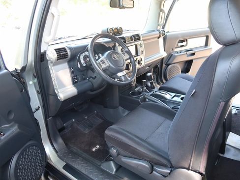 Used 2011 Toyota FJ Cruiser 4WD w/ Upgrade Pkg image 17