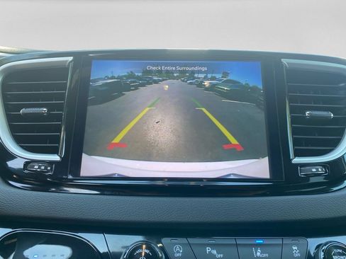 Used 2025 Chrysler Pacifica Select FWD image 15