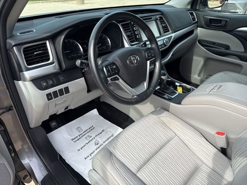 Used 2018 Toyota Highlander Plus AWD/4WD image 8