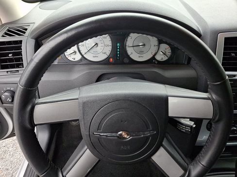 Used 2010 Chrysler 300 Touring image 20