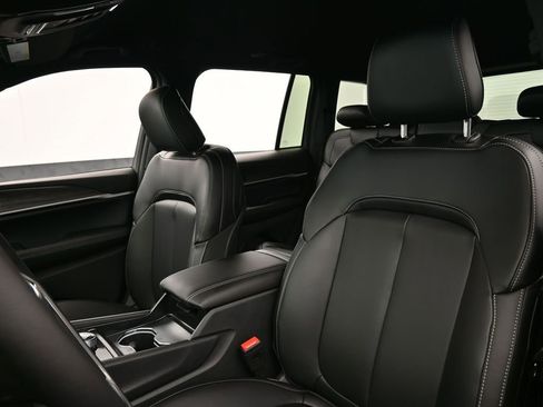 Used 2025 Jeep Grand Cherokee Limited image 10