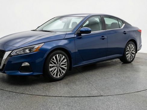 Used 2025 Nissan Altima 2.5 SV FWD image 3