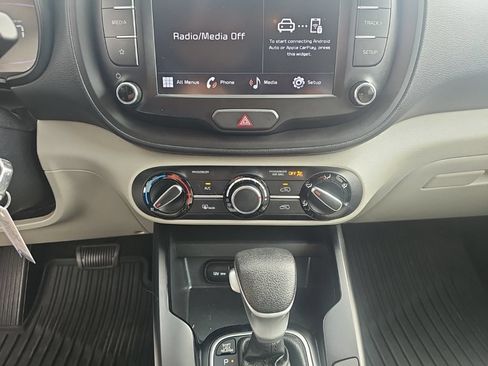 Used 2023 Kia Soul LX w/ LX Technology Package FWD image 17