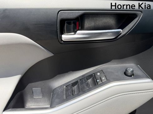 Used 2023 Toyota Highlander XLE FWD image 22