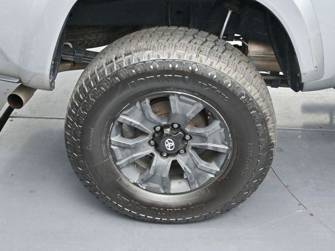 Used 2020 Toyota Tacoma TRD Sport RWD image 32