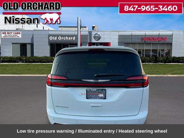Used 2024 Chrysler Pacifica Touring FWD image 7