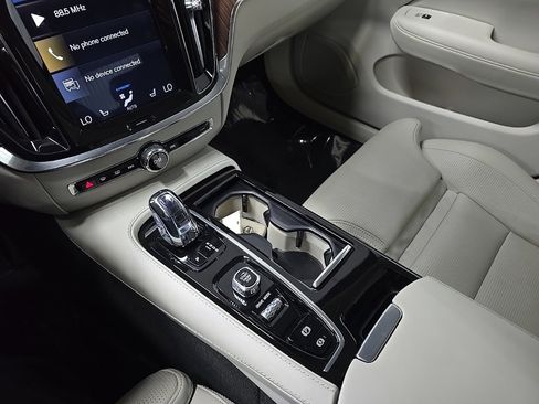 Used 2019 Volvo S60 T8 Inscription image 27