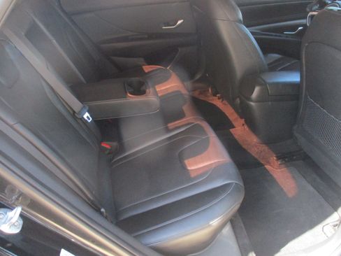 Used 2022 Hyundai Elantra Limited w/ Preferred Accessory Package FWD image 9