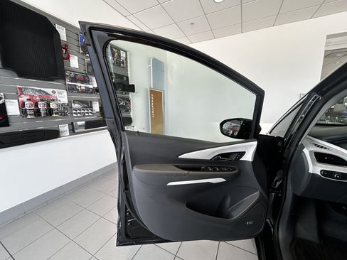 Used 2018 Chevrolet Bolt Premier w/ Driver Confidence II Package FWD image 10