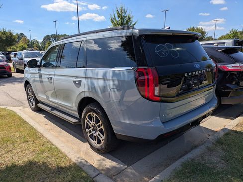 Used 2025 Ford Expedition Active AWD/4WD image 4