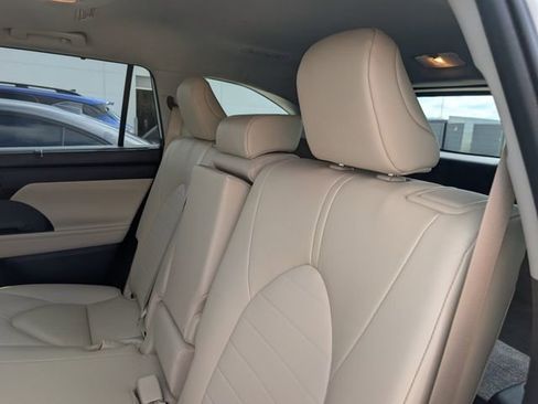 Used 2023 Toyota Highlander XLE AWD/4WD image 27