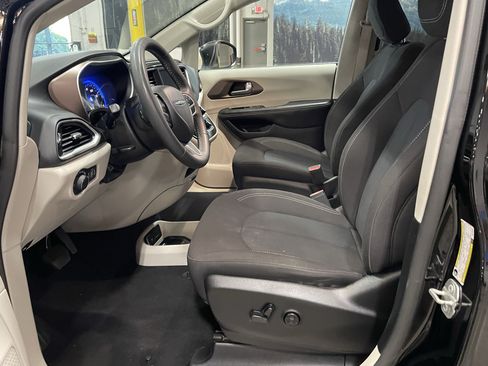 Used 2024 Chrysler Voyager LX FWD image 11