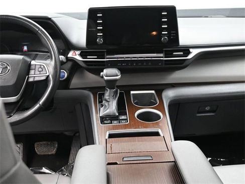 Used 2022 Toyota Sienna XLE image 19