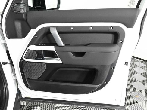 Used 2022 Land Rover Defender 110 X-Dynamic SE AWD/4WD image 13