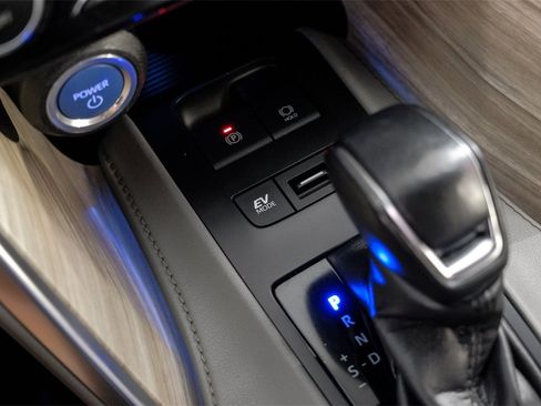 Used 2022 Toyota Venza XLE image 26