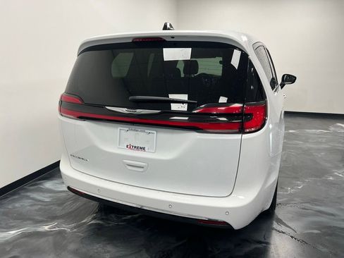 Used 2024 Chrysler Pacifica Touring-L image 7