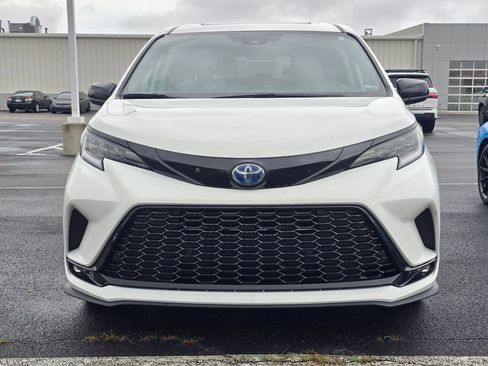 Used 2025 Toyota Sienna XSE AWD/4WD image 2