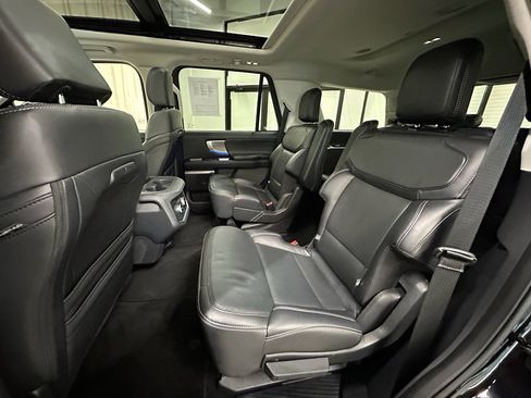 Used 2025 Ford Expedition Platinum image 18