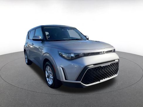Used 2025 Kia Soul LX w/ LX Technology Package image 3