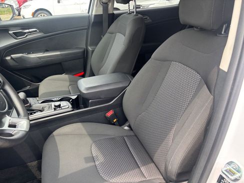 Used 2025 Kia Sportage LX FWD image 35