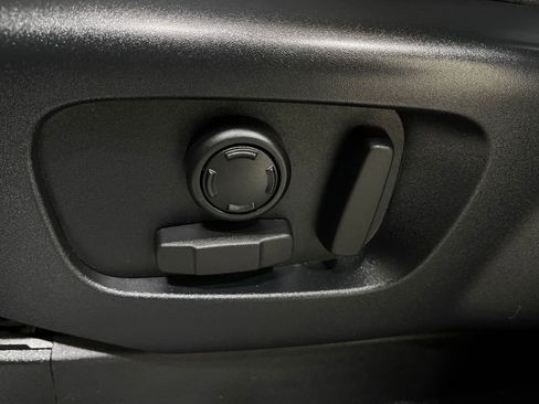 Used 2020 Land Rover Discovery Landmark image 17