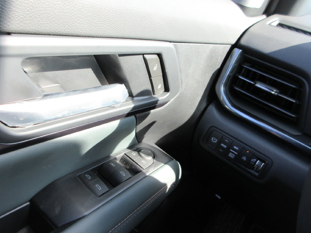 New 2027 GMC Terrain AT4 w/ LPO, Black Badging Package AWD/4WD image 13