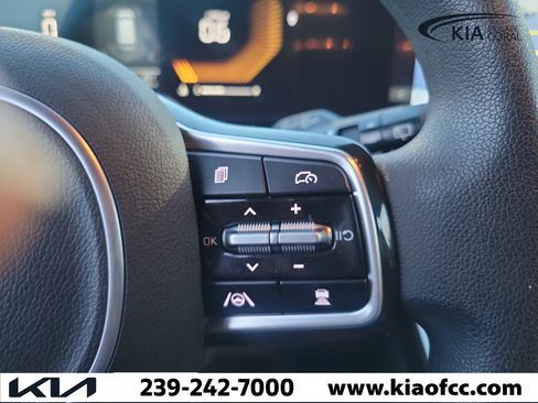 Used 2025 Kia Carnival LX FWD image 30