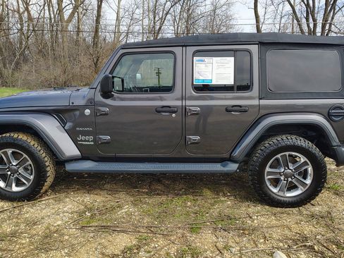 Used 2018 Jeep Wrangler Unlimited Sahara AWD/4WD image 8