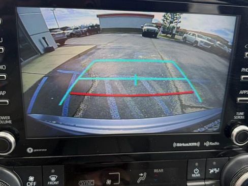 Used 2021 Toyota Highlander XLE FWD image 17