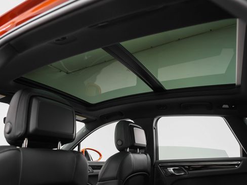 Certified 2025 Porsche Macan image 40