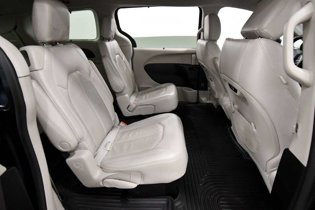 Used 2021 Chrysler Pacifica Touring-L FWD image 17