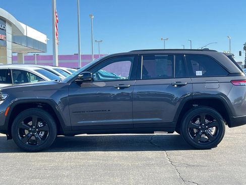 Used 2023 Jeep Grand Cherokee Altitude AWD/4WD image 7