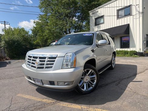 Used 2013 Cadillac Escalade Luxury AWD/4WD image 1