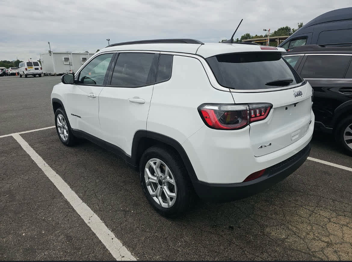 Used 2025 Jeep Compass Latitude AWD/4WD image 4