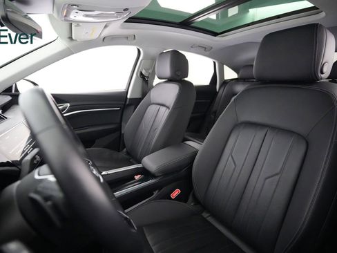 Used 2022 Audi e-tron Premium w/ Convenience Plus Package AWD/4WD image 4