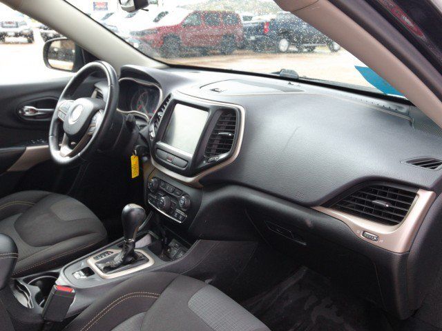 Used 2017 Jeep Cherokee Latitude w/ Cold Weather Group AWD/4WD image 25